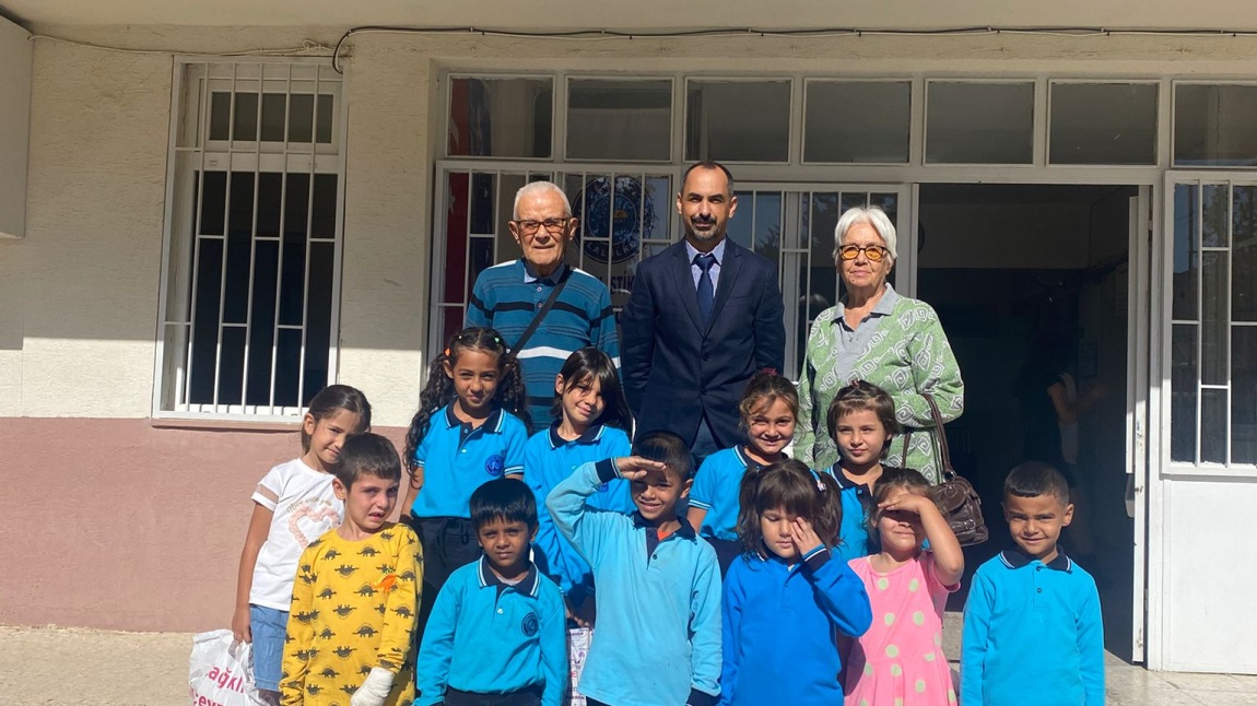 İnci ve İsmail TOKSÖZ çiftinden okulumuz öğrencilerine ilköğretim haftası hediyesi